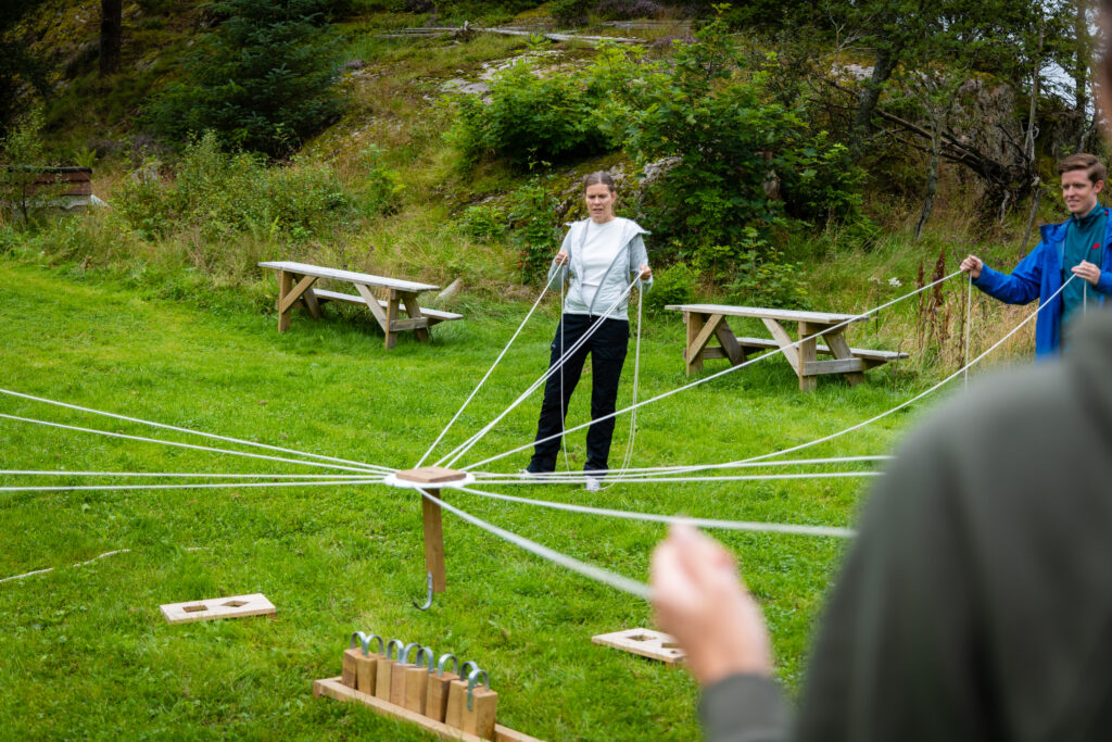 Engasjerende teambuilding-aktivitet i Bergen: Perfekt for blåtur og lagarbeid. Utforsk kreative løsninger og samarbeid i naturskjønne omgivelser med Sotra Villmarksenter